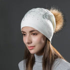 Bonnet femme en laine avec pompon et strass - Blanc - Ajustable (du 54 au 59) | La boutique du chapeau